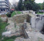 ΤΑ ΤΕΙΧΗ 90. Ρωμαϊκός πύργος στην Πλατεία Συντριβανίου Τα τείχη Η ανατολική οχύρωση Η κατασκευή των πρώτων τειχών της Θεσσαλονίκης είναι σύγχρονη με την ίδρυσή της από τον Κάσσανδρο (316 / 15 π.χ.).