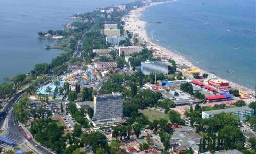 Statiunea Mamaia Potentialul turistic al Dobrogei este variat; principalul factor de atractie turistica constituindul litoralul, cu largi posibilitati de practicare a curei heliomarine, odihna si