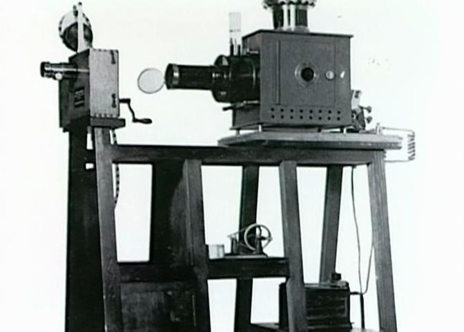 ΚΙΝΗΜΑΤΟΓΡΑΦΟΣ, 1895 Αποτελεί φορητή κινηματογραφική μηχανή, λήψεως, εκτύπωσης και προβολής του φιλμ.