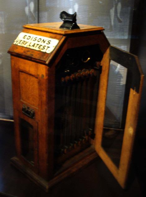 ΚΙΝΗΤΟΣΚΟΠΙΟ, 1893 Το κινητοσκόπιο- kinetoscope είναι μηχανή παρουσίασης ταινιών. Σχεδιάστηκε για προβολή ταινιών από ένα άτομο τη φορά μέσω ενός παραθύρου προβολής στην κορυφή της συσκευής.