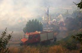 Ύστερα από πολλές ώρες μάχης με τις φλόγες, η πυρκαγιά τέθηκε σε ύφεση την επόμενη ημέρα.