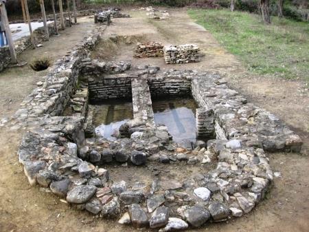 rindërtime të shek.xi dhe XII, si dhe riparime më të vona 18. Gjate kësaj kohe kisha ka ruajtur strukturën e një bazilike trinefshe. Në brendësi të manastirit janë bërë në kohë ndërtime të ndryshme.