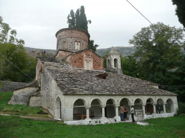 Teknika e ndërtimit të mureve si dhe dekori i pasur qëramik i naosit na sjelle ndërmend monumentët e shekullit X në Kostur të Greqise, kupolat cilindrike me bazament masiv si kisha Kumbelidiki si dhe