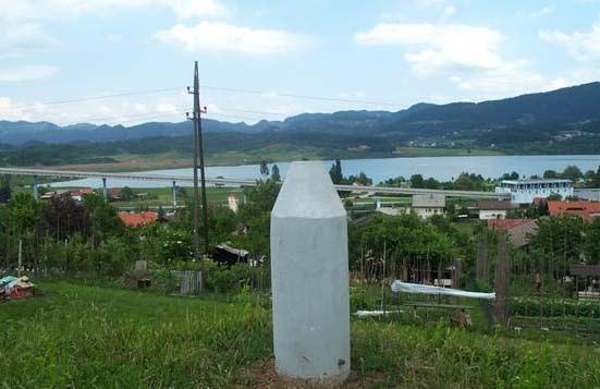 Na slk je prkazana fotografja betonskega stebra namenjenega zvajanju mertev v opazovalnh mrežah. Na dnu stebra sta dobro vdna vgrajena reperja za zmero nadmorske všne. SLIKA : Betonsk steber...1.