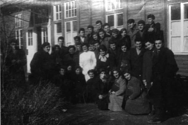 историја на македонската стоматологија Цуцкова и други познати уметници-оперски пеачи: Васка Биџова, Павлина Апостолова, Зина Креља, Данка Фирфова и други.