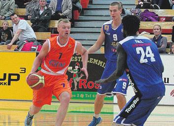 12 PÄRNU POSTIMEES 8. OKTOOBER 2013 SPORT 1. Tallinlane Deniss Karpak võitis Itaalias Malcesines purjeregatil International Finn Cup esikoha.