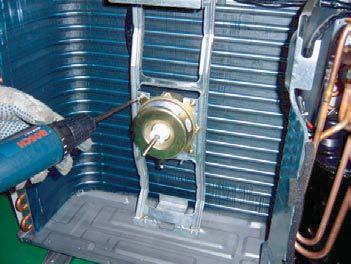 3) Loosen 4 fixing screws to separate the Motor.
