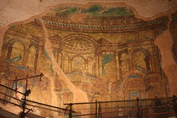 παράθυρα και τον τρούλο. Ένα τμήμα αυτών των ψηφιδωτών της Ροτόντας σώζεται και σήμερα στον θόλο και στις καμάρες των κογχών.