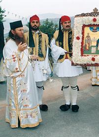 καὶ ἀναρίθμητοι πιστοί, γιὰ νὰ τιμήσουν τοὺς θαυματουργοὺς Αγίους τοῦ Θεοῦ καὶ νὰ εὐχηθοῦν στὸν Σεβασμιώτατο.