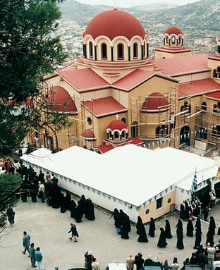 αὐτοθυσίας, προσελκύουν πάντας τοὺς κοπιῶντας καὶ πεφορτισμένους στὸν ἅγιο Οἶκο τους, πρὸς παροχὴν θείας παραμυθίας καὶ ἀναπαύσεως.