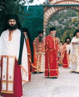 ἐραστὰς τῆς ἐμπράκτου εὐσεβείας ἀπὸ πολλὰ μέρη τοῦ κόσμου, καὶ τοὺς συνενώνει στὴν ἐν ἑνὶ στόματι καὶ μιᾷ καρδίᾳ δοξολογία καὶ προσκύνησι τοῦ Τριαδικοῦ ἡμῶν Θεοῦ.