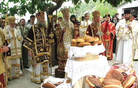 Τοὺς ὕμνους τῆς Πανηγύρεως ἀπέδωσαν θαυμάσια οἱ Χοροὶ τῶν Ψαλτῶν, ὑπὸ τὴν διεύθυνσι τῶν ὑπευθύνων Πατέρων τῆς Ιερᾶς Μονῆς. Εόρτια μηνύματα καὶ λόγους ἐξεφώνησαν ὁ Σεβ. Αρχιεπίσκοπος Ετνα κ.