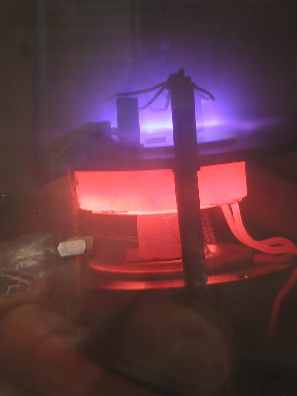 Slika 5: Direct Current plazma pospešuje rast nanocevk [4] Slika 6: Shema reaktorja za Chemical Vapor Deposition [10
