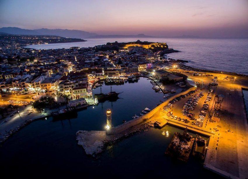 2.2 AQUILA Rithymna Beach Η πρώτη ξενοδοχειακή μονάδα, το «AQUILA Rithymna Beach», βρίσκεται στο Ρέθυμνο, χτίστηκε το 1976 και ανακαινίστηκε το 2015.