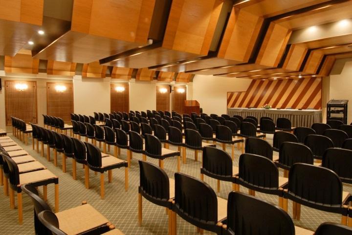 οποία είναι και η μεγαλύτερη και την αίθουσα «Conference Room 2». Η ιστοσελίδα του ξενοδοχείου (http://portorethymno.