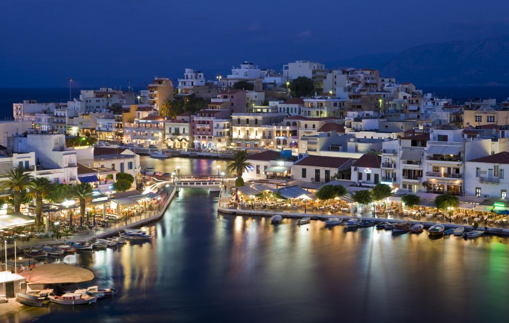 2.5 AQUILA Elounda Village Τέλος, το «AQUILA Elounda Village» στην Ελούντα, βρίσκεται σε ιδιωτική, αμμώδη παραλία με θέα στον κόλπο του Μιραμπέλλο. Χτίστηκε το 1989 και ανακαινίστηκε το έτος 2008.