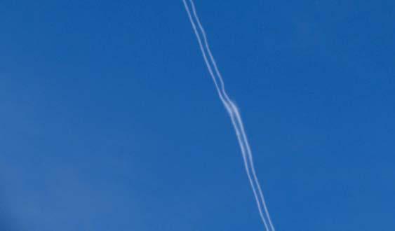 MIS ON KONDENSJÄLJED JA KUIDAS NEED TEKIVAD Kondensjäljed on pilved, mis võivad tekkida õhusõiduki lendamise käigus kahel moel.