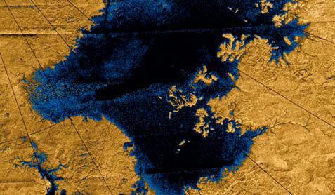 Möödalendude käigus on radarsondeerimisega teada saadud, et Titani pinnal on vedela metaani ja etaani järved ja mered ning sügaval pinna all asub ulatuslik vedela vee kiht.