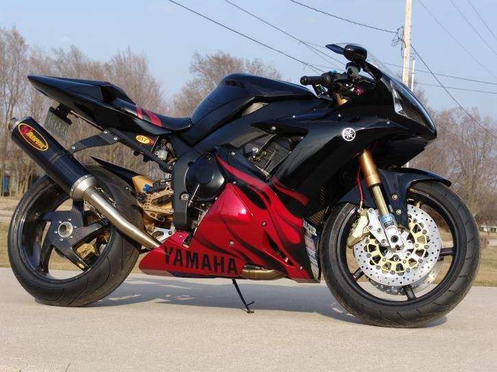 Σελίδα 2 R1 YAMAHA Οι αναβάτες της Yamaha «αποκάλυψαν» τη νέα R1 Ο Βαλεντίνο Ρόσι µαζί µε τους υπόλοιπους αναβάτες της Yamaha (Χόρχε Λορένθο, Κόλιν Έντουαρντς και Τζέιµς Τόουσλαντ),