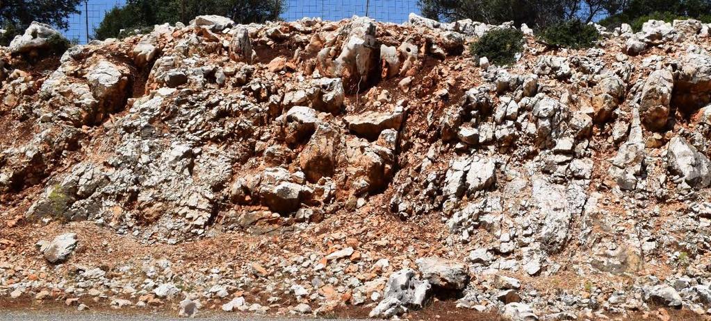 κύρια διεύθυνση που παρουσιάζουν τα ρήγματα αυτά είναι ΔΒΔ-ΑΝΑ ενώ χαρακτηρίζονται από οριζόντια