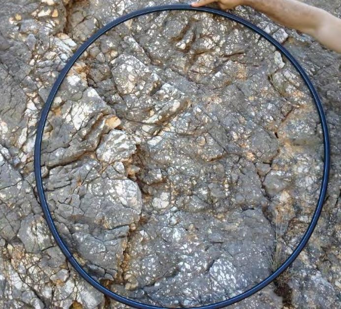 παραθύρου. Οι μαύρες γραμμές αποτυπώνουν διακλάσεις ενώ οι κόκκινες κουκίδες αντιπροσωπεύουν τα n και οι μαύρες τα m. Εικόνα 4.26: Εφαρμογή κυκλικού παραθύρου στα 104.