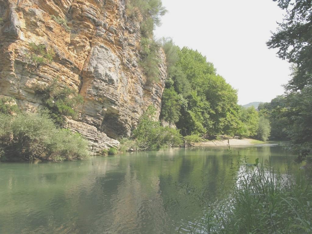 ποτάμιες διεργασίες (fluvial processes) Ποτάμια διάβρωση (fluvial erosion) Ενέργεια ποτάμιου ρεύματος (stream power) εξαρτάται από την παροχή και την