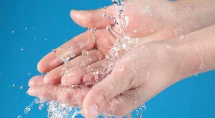 Να πλένουν τα χέρια τους με νερό και υγρό σαπούνι πολύ συχνά και πάντα μετά την αφαίρεση γαντιών.