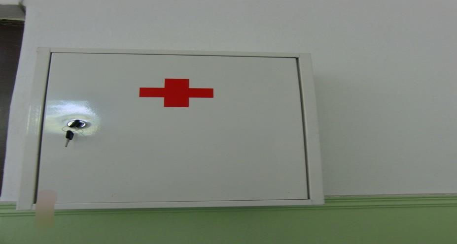 Πινακίδες ή αναρτημένα έγγραφα στις αίθουσες με χρήσιμα τηλέφωνα εκτάκτων αναγκών Σταθμοί συγκέντρωσης σχολικού