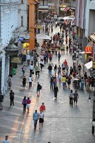 slovenske države in državo 23 Foto: Dunja Wedam Utrip na Čopovi ulici. slovenski kulturi povsem logičen in pričakovan. Ta trend se bo verjetno še krepil.