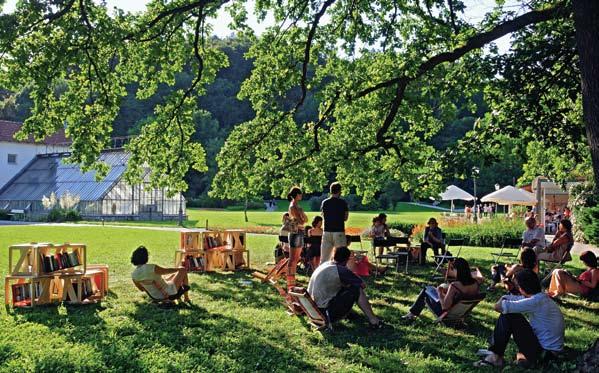 36 Ljubljana srce Prispevki za dialog med glavnim mestom Foto: Dunja Wedam Poletno prebiranje knjig v Knjižnici pod krošnjami v Tivoliju.