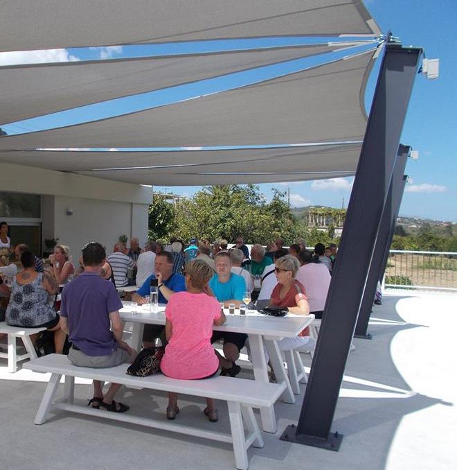 Η ταβέρνα μας λει τουργεί εποχιακά, από Απρίλιο έως Οκτώβριο και μπορεί να φιλο ξενήσει τις δίκες σας