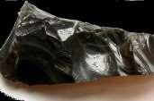 Obsidiana: De cor negro brillante, gracias a esa cualidade, antes da chegada dos españois a México os maias e aztecas fabricaban espellos con ela. é unha roca rica en sílice.
