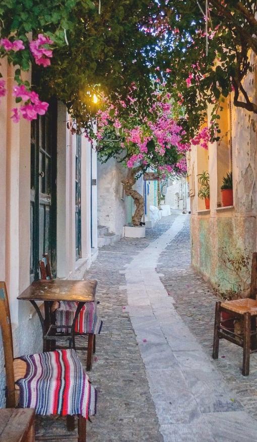 Η Ερμούπολη είναι η πρωτεύουσα του νησιού και των Κυκλάδων.