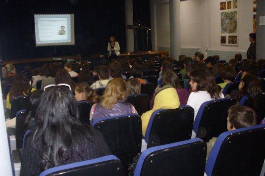 Αξ μεκ λεπκάμε όηη απμηειεί ηεκ θύνηα πεγή εζόδςκ γηα ηεκ ηειεόναζε. Νιενμθμνεί θαη εκεμενώκεη ημοξ ζεαηέξ γηα ηα πνμσόκηα πμο οπάνπμοκ ζηεκ αγμνά.