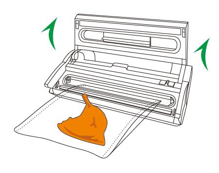 1. Βγάλτε μια σακούλα και τοποθετήστε τα τρόφιμα μέσα, διασφαλίζοντας ότι υπάρχει κενό μεταξύ του τροφίμου και του στομίου