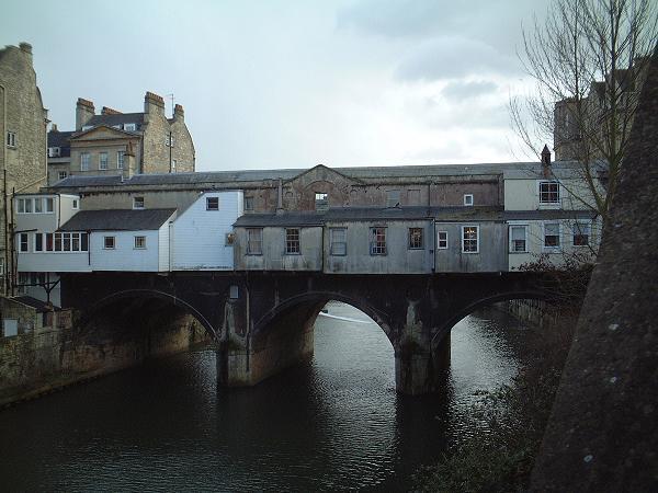 Η γέφυρα κράτησε τη αρχική μορφή της για τουλάχιστον 20 χρόνια... 1792: Η ΓΕΦΥΡΑ ΑΠΟΚΤΑ ΠΛΑΤΟΣ 18Μ. Ο ΧΩΡΟΣ ΤΩΝ ΜΑΓΑΖΙΩΝ ΜΕΓΑΛΩΝΕΙ.