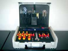 Vaillant dvodijelni kofer s alatom i potrošnim materijalom Opis proizvoda: kofer s dva pretinca u koji su smješteni sljedeêi alati i potrošni materijal: cijevna kliješta (2 kom.