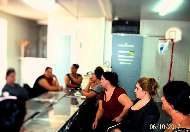 1 - Η διαμεσολαβήτρια Ειρηνη Φραγκούλη, συνοδεύει έφηβες από τον οικισμό στην πόλη ως