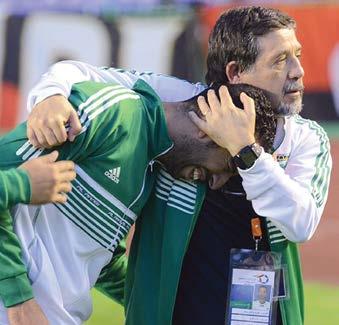 آلو رياضة اخلميس يناير 0»صخرة«الدفاع العرباوي: لن نفر ط في إحراز كأس سمو ولي العهد مدرب العربي روماو يساعد العبيه بطريقة منوذجية الزميل مبارك اخلالدي يتحدث للصالح سكرتير حترير القسم الرياضي الزميل