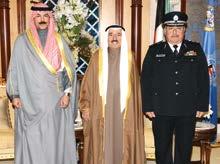 بندر بن سلمان بن محمد آل سعود ورئيس مجلس إدارة مركز التحكيم التجاري ممثل الكويت خالد املضاحكة ورئيس احتاد احملامن لدول مجلس التعاون اخلليجي سمو ولي العهد الشيخ نواف األحمد خالل استقباله رئيس وأعضاء