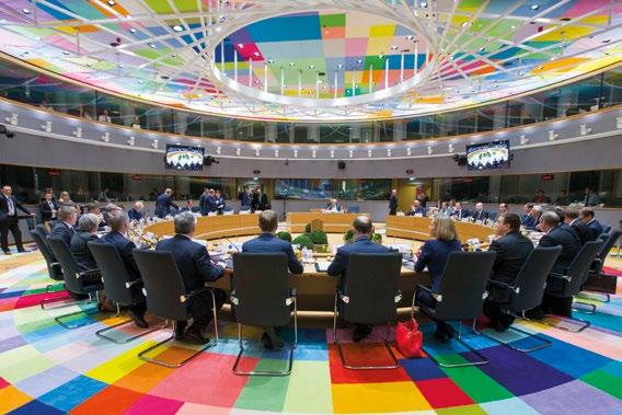 ΤΟ ΣΤΡΑΤΗΓΙΚΟ ΟΡΓΑΝΟ ΤΗΣ EE Το Ευρωπαϊκό Συμβούλιο είναι το θεσμικό όργανο της ΕΕ που καθορίζει τους γενικούς προσανατολισμούς και τις προτεραιότητες της Ευρωπαϊκής Ένωσης.
