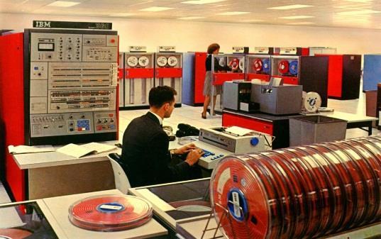 Σημαντικοί υπολογιστές της τρίτης γενιάς είναι οι υπολογιστές των εταιρειών IBM και DEC (IBM S/360 και DEC PDP-8).