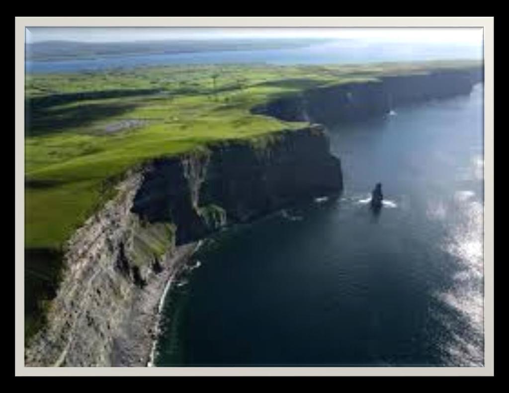 Οι παράκτιοι βράχοι του Μοχέρ (Cliffs of Moher) είναι ένα από τα πιο