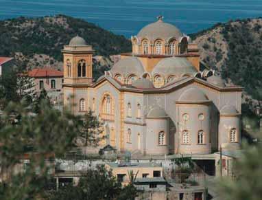 Η εκκλησία του Χρυσοσώτηρα με ύψος 25μ. και 32 x 22 μ.