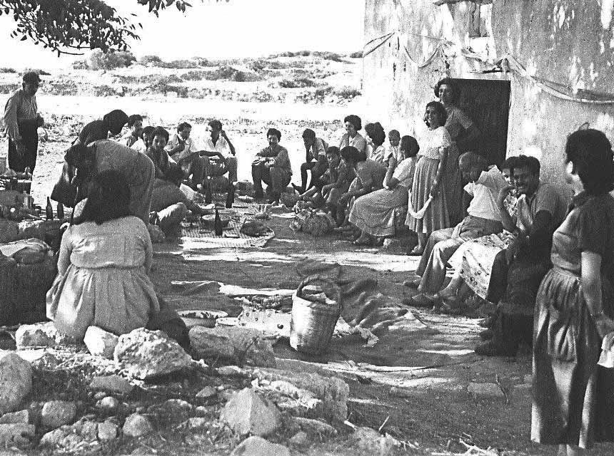 Η θρησκευτική ευλάβεια των κατοίκων φαινόταν όμως και από τους εορτασμούς που γίνονταν, μία με δύο φορές το χρόνο, σε όλα τα εξωκκλήσια του χώρου της Ακανθούς.