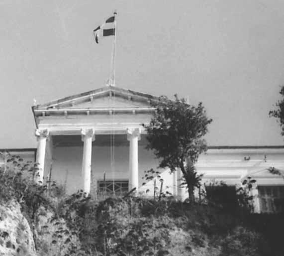 Το νηπιαγωγείο ήταν πλήρως εξοπλισμένο, διαθέτοντας ακόμη και ειδικό λεωφορείο, με υπεύθυνη συνοδό, για τη μεταφορά παιδιών από μακρινές περιοχές.