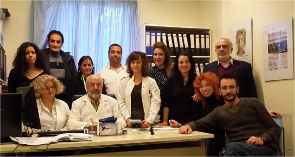 Στη φωτογραφία, το Δ.Σ. του Συλλόγου Επιστροφή και μέλη της ομάδας. Στο κέντρο ο αν. Καθηγητής κ.