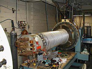 Acceleratori electrostatici (van de Graaff -1931) Principiul generatorului van de Graaff -fenomenul de încărcare cu sarcini electrice a unei sfere metalice, în interiorul acesteia se găseşte o altă
