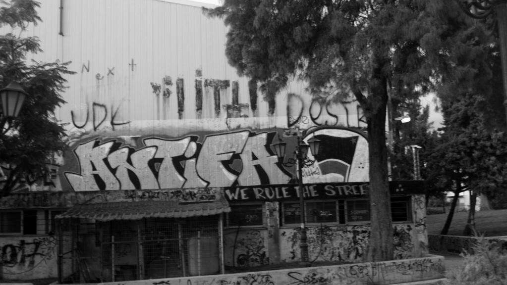 Οι τοίχοι εκπέμπουν το όνομά μας. Δεν είμαστε Σωτήρες, δεν είμαστε Μεσσίες. Μιλάμε απλώς τη γλώσσα της εποχής μας.