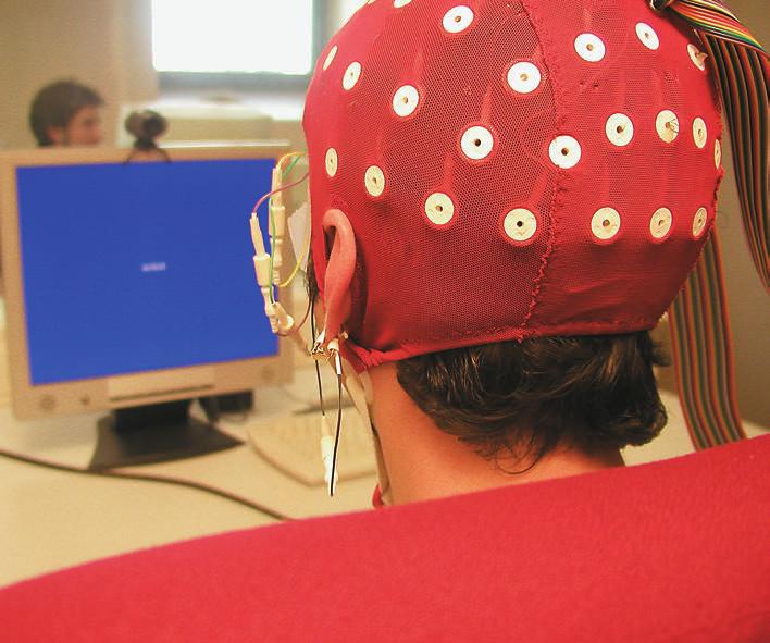 jakintza hedatuz Euskal gramatika burmuinean Kortabitarte Egiguren, Irati Elhuyar Zientziaren Komunikazioa EHUko Psikolinguistika Laborategian euskara-gaztelania elebitasuna ikertzen dihardute,